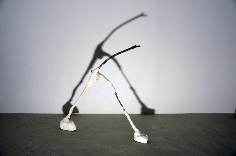 Der Schritt . 2018 Gips und Äste . Original