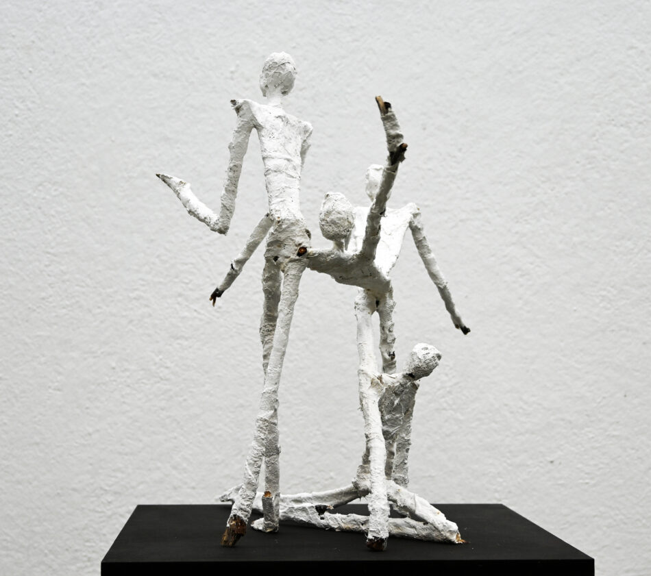 Connected II . 2024 Original . Gips und Äste