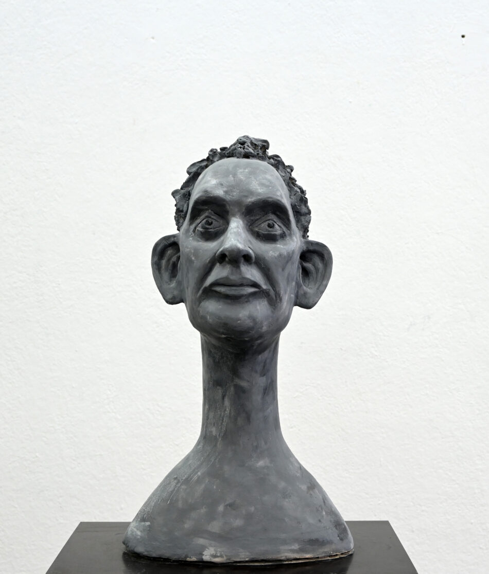 Head J . 2023 Original aus Ton bemalt . 48,5 x 27 x 26 cm